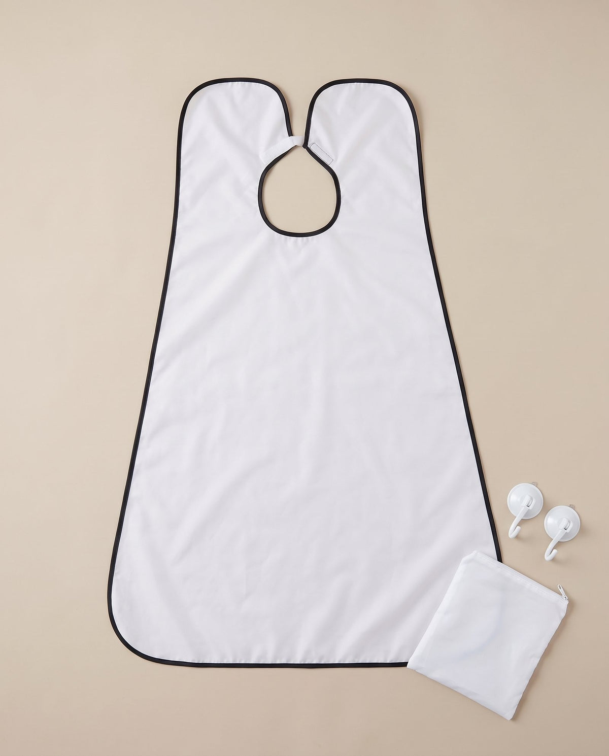 Babero de afeitado BAVELIA en blanco con sus ventosas y bolsa