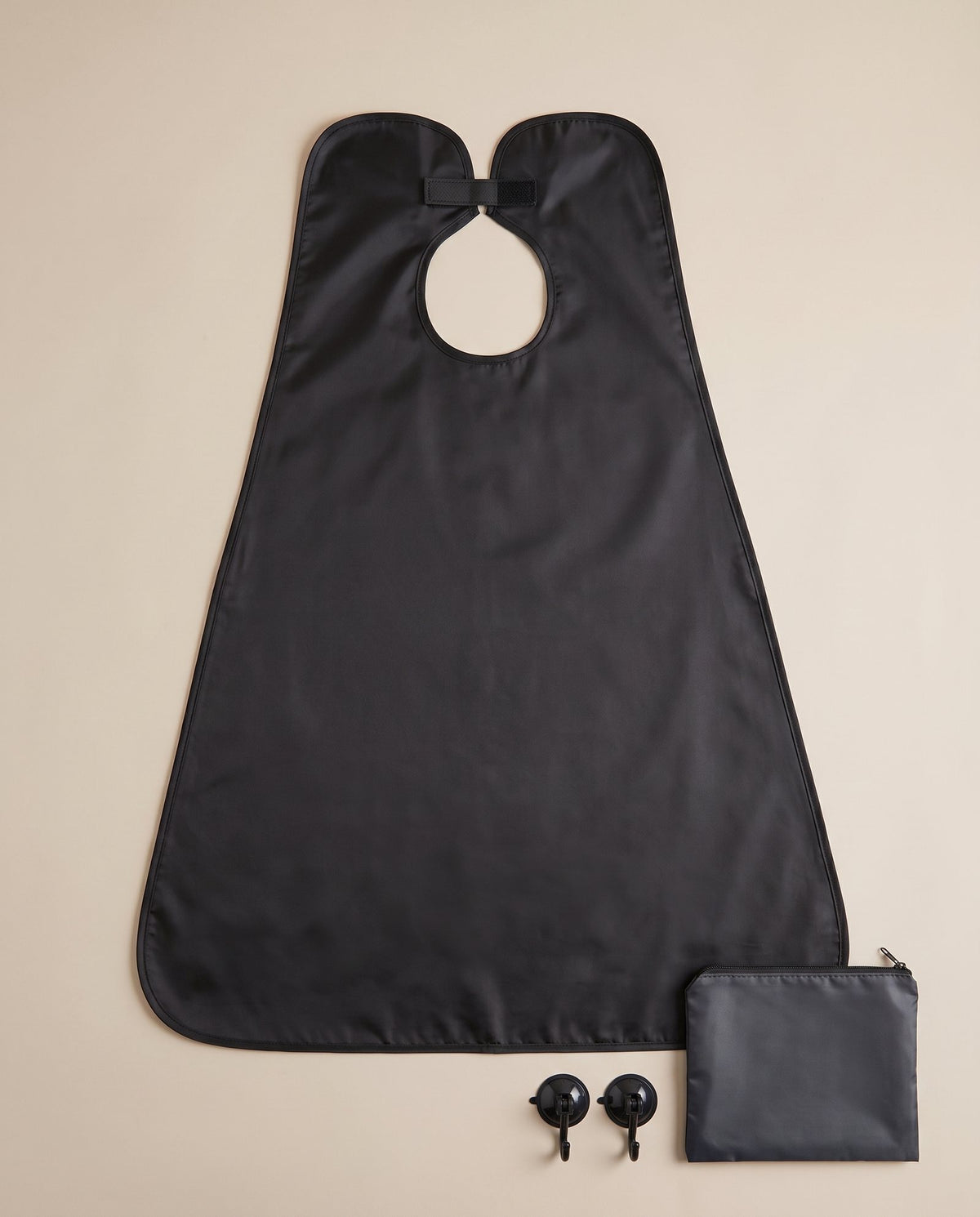 Babero de afeitado BAVELIA en negro con sus ventosas y bolsa